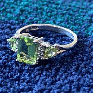 SILVER RING GREEN GEM. NOT WORN.